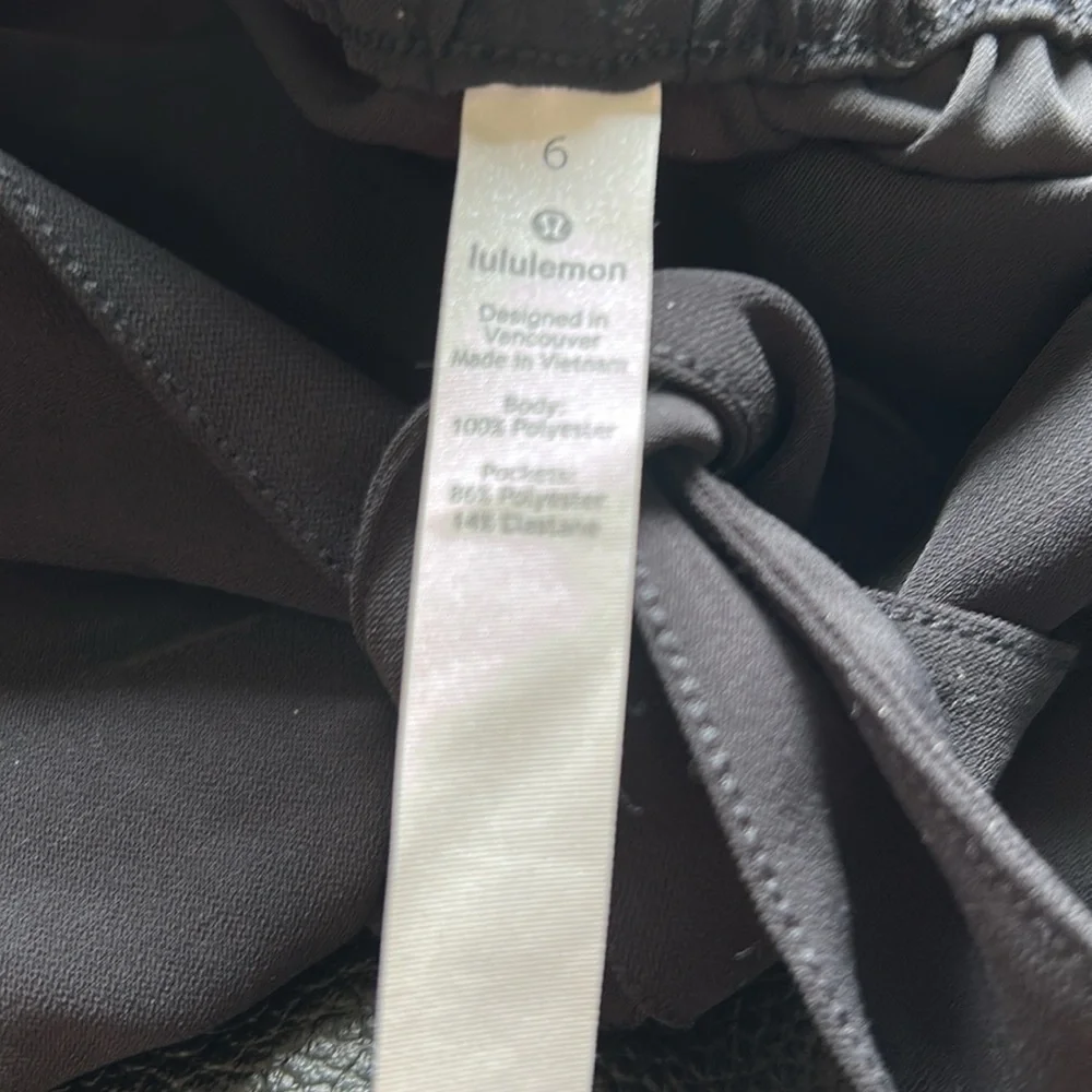 Lululemon Noir Short 5.5 inch Black High Waist Tie Flowy Travel Wrinkle Free 6